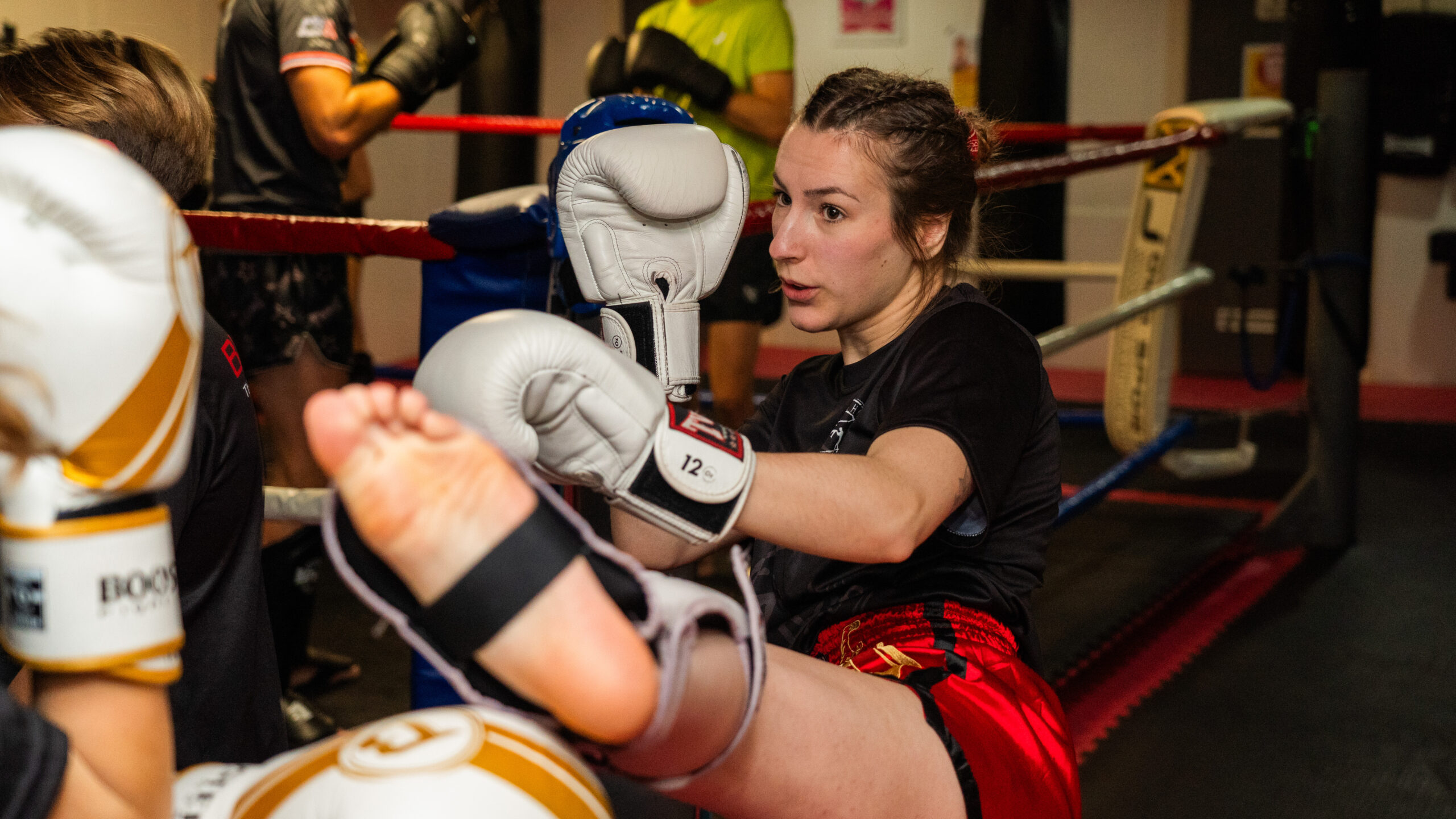 Dynamische kickbokstraining met focus op techniek, snelheid en conditie.